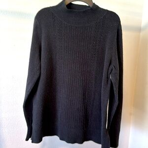 🍀5/$15🍀 OLD NAVY Sweater Size M Black designed on fabric.